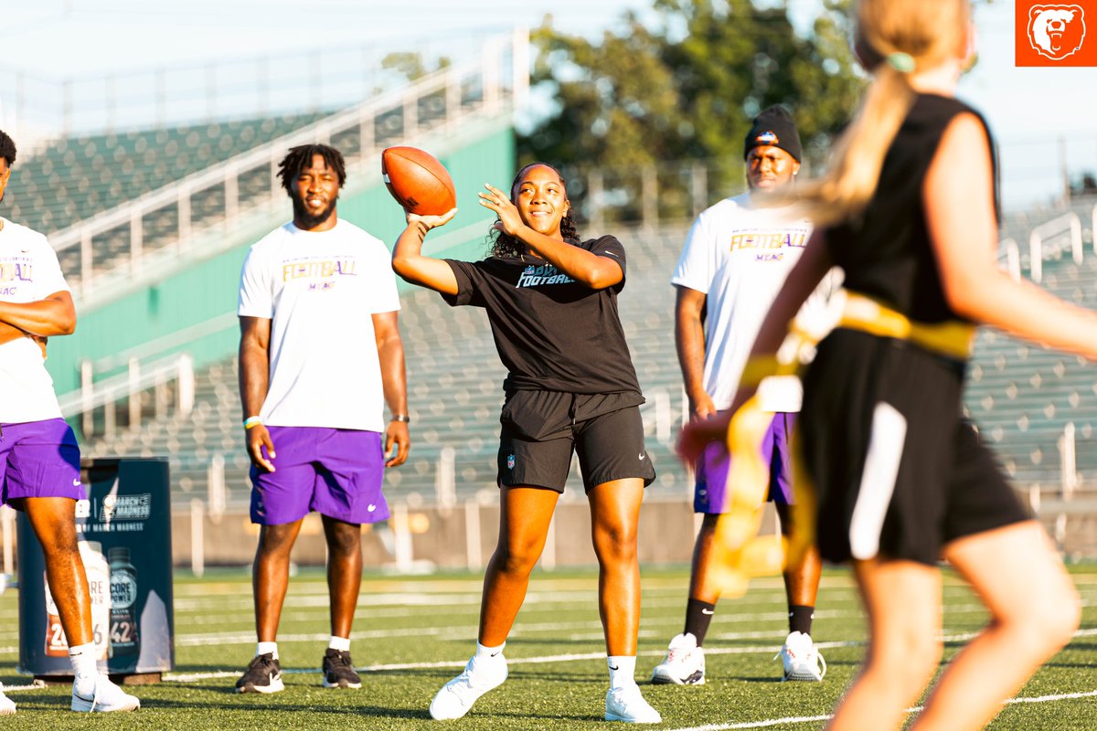 MorganStBears's tweet photo. On July 21st, our student-athletes and @MorganStCoach participated in the MEAC’s second annual Girls on the Gridiron Flag Football Clinic, with former 🏈NFL QB @MichaelVick as a special guest!😤💪

#MorganStateFB #BEARS #Norfolk
@MEACSports 
#GoBears🔷🔶 https://t.co/V56FolfGil