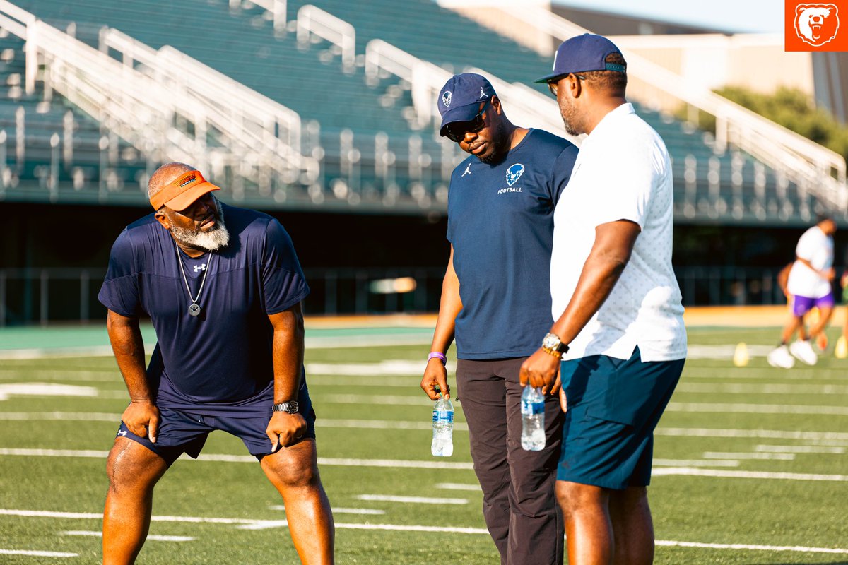 MorganStBears's tweet photo. On July 21st, our student-athletes and @MorganStCoach participated in the MEAC’s second annual Girls on the Gridiron Flag Football Clinic, with former 🏈NFL QB @MichaelVick as a special guest!😤💪

#MorganStateFB #BEARS #Norfolk
@MEACSports 
#GoBears🔷🔶 https://t.co/V56FolfGil