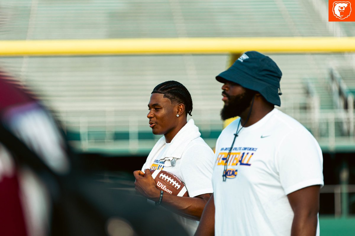 MorganStBears's tweet photo. On July 21st, our student-athletes and @MorganStCoach participated in the MEAC’s second annual Girls on the Gridiron Flag Football Clinic, with former 🏈NFL QB @MichaelVick as a special guest!😤💪

#MorganStateFB #BEARS #Norfolk
@MEACSports 
#GoBears🔷🔶 https://t.co/V56FolfGil