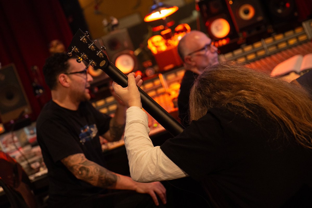 GilSharone's tweet photo. Jerry Cantrell’s new single, “Vilified” is dropping on Thursday and it’s fucking 🔥🔥🔥!! Here’s some shots of @jerrycantrell, @RobertTrujillo and me recording with @eviljoebarresi. 📸 @PatrickSurace
#jerrycantrell #vilified #roberttrujillo #joebarresi #gilsharone https://t.co/FDVrGlURiW