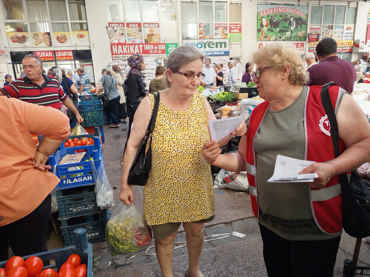tipsinop's tweet photo. Patronların arkasındaki iktidardan, saray rejiminden, patronlara kepçeyle verilenin, silinen vergisinin, emeklinin emekçinin hakkından çalınanın, ne varsa hepsinin hesabını soracağız.
Bugün #Sinop pazaryerindeydik.
@tipgenelmerkez 
@TipEmek https://t.co/uuq5PyG6Xt