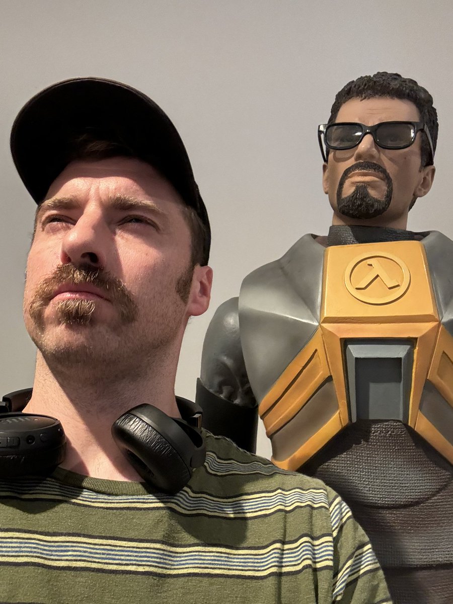 Had my flight cancelled in Berlin, and had some time to kill. So I made sure to visit <a href="/CSM_Berlin/">Computerspielemuseum</a> (video games museum). Great place. I even got to meet Gordon Freeman off of Half Life. What a day. One happy #voiceactor #videogames #halflife #freeman