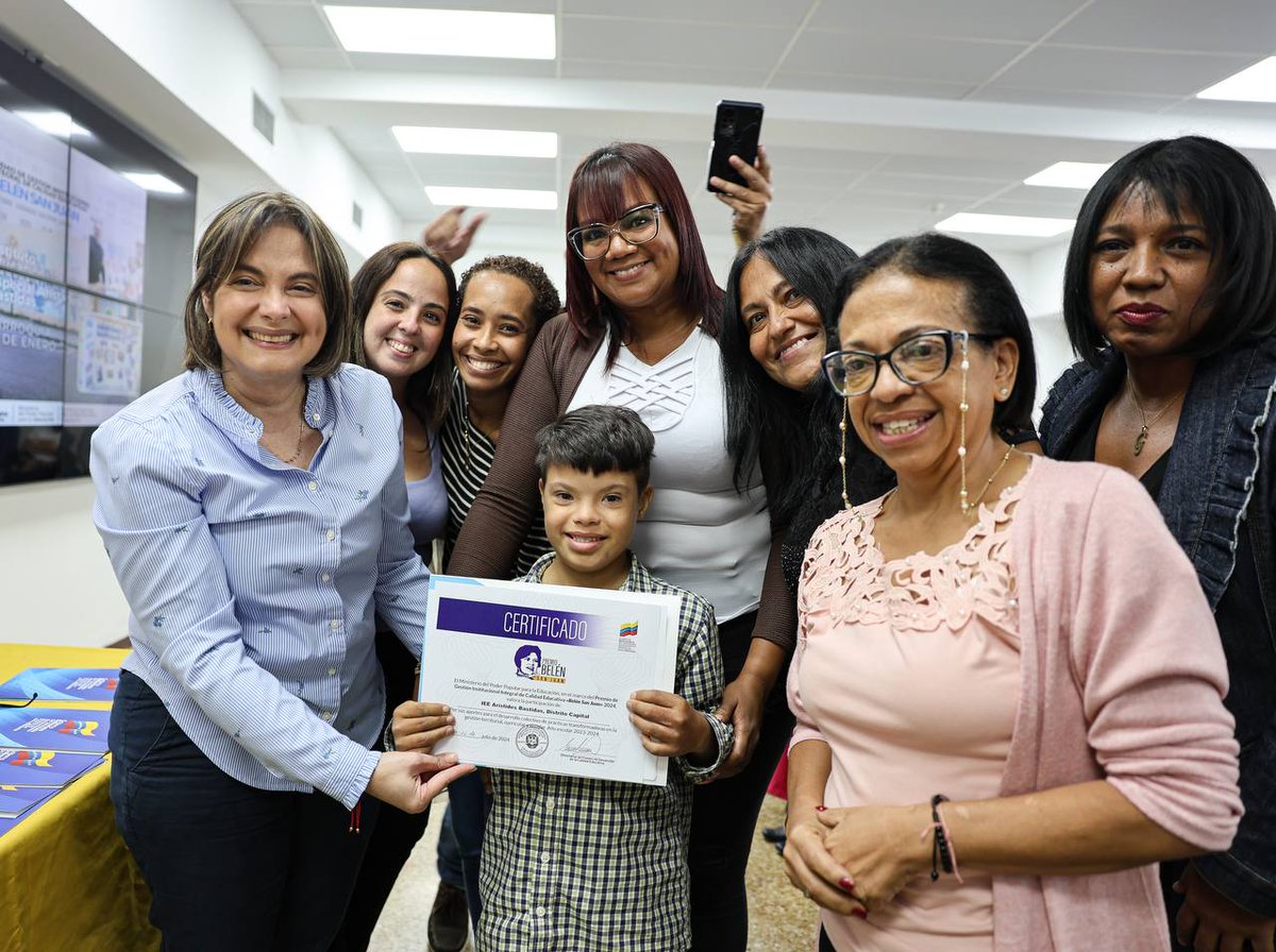 Gabrielasjr's tweet photo. Comenzamos la semana reconociendo el esfuerzo, compromiso y dedicación sostenido de las instituciones educativas de gestión pública de nuestro país, con el Premio de Gestión Institucional de Calidad Educativa “Belén San Juan”.

Un acto que convoca al Ministerio del Poder Popular para la Educación y la ministra @_LaAvanzadora conjuntamente con los Centros de Desarrollo de la Calidad Educativa de Venezuela.

Con este reconocimiento valoramos, socializamos y fortalecemos las prácticas colectivas institucionales en torno a las nuevas políticas públicas asociadas a la gestión educativa y al desarrollo de la participación protagónica de la familia y las comunidades. 

En esta ocasión, siguiendo las orientaciones del presidente @NicolasMaduro otorgamos los premios en materia de: Gestión Territorial, Gestión Curricular y Gestión Escolar, en la fase institucional y parroquial.

Con esto reconocemos las prácticas que fortalecen la participación protagónica de las familias y comunidades, así como el desarrollo de las políticas públicas que optimizan el sistema educativo. 

Mientras que en la fase estadal, abrazamos el gran trabajo de ocho instituciones educativas, en las diferentes categorías. Los planteles premiados son:

CEINS: Francisco de Asís Mejía 
Educación Primaria: Escuela Maestro Jorge Rodríguez
Educación Media General: UEN Edoardo Crema
Educación Media Técnica: ETC Luis Razzetti
Modalidad de Educación Especial: IEE Aristides Bastidas
Modalidad de Educación de Jóvenes y Adultos: UEN Luis Ezpelosin
Unidad Educativa: UEN Francisco Pimentel 
Complejo Educativo: CE José Gervasio Artigas

Estas instituciones han mostrado un excelente desempeño en trabajo colectivo, oportuno, responsable y coherente con la gestión territorial, gestión curricular y la gestión escolar. 

¡El Gobierno Bolivariano nos invita a seguir construyendo una educación de calidad junto al pueblo!

#GenteDePaz