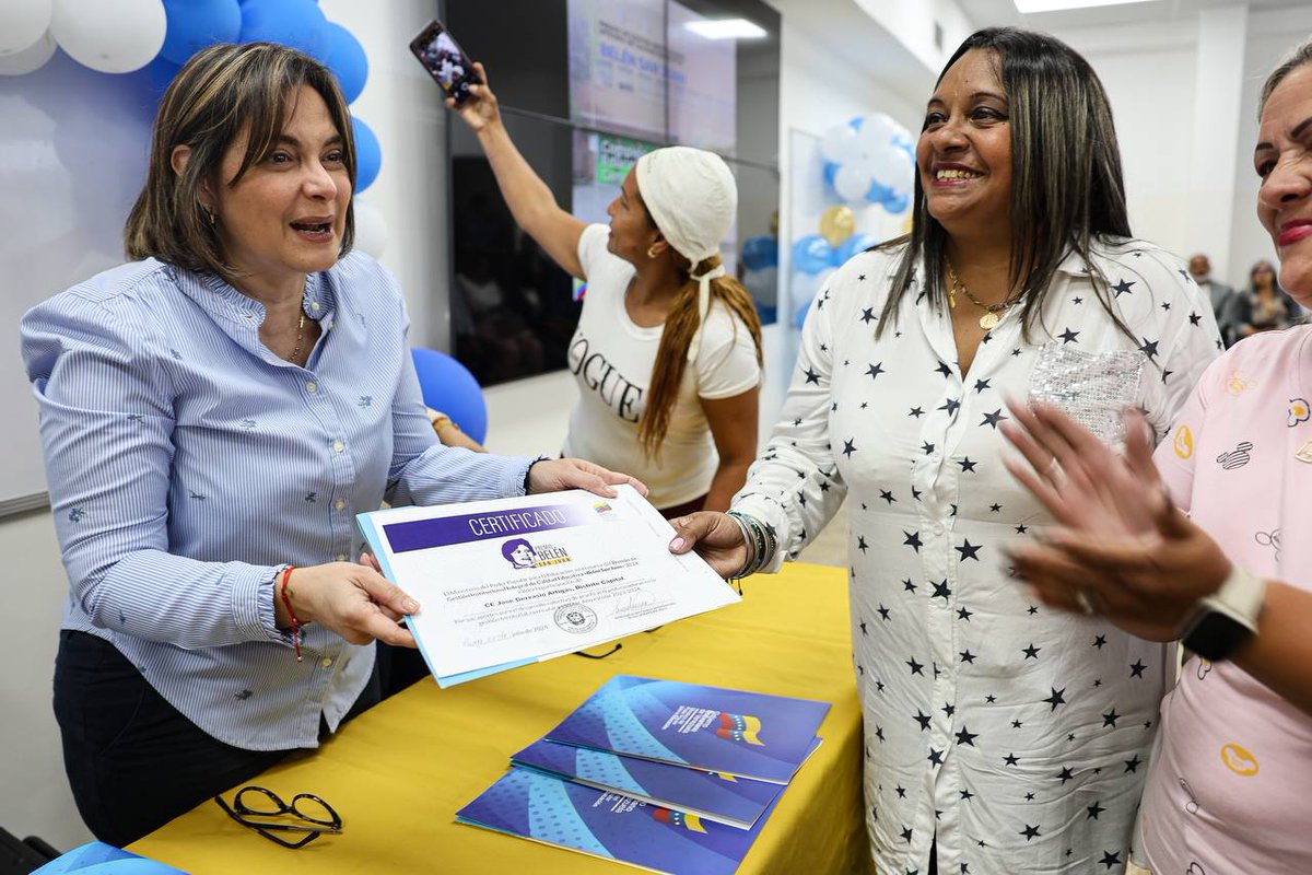 Gabrielasjr's tweet photo. Comenzamos la semana reconociendo el esfuerzo, compromiso y dedicación sostenido de las instituciones educativas de gestión pública de nuestro país, con el Premio de Gestión Institucional de Calidad Educativa “Belén San Juan”.

Un acto que convoca al Ministerio del Poder Popular para la Educación y la ministra @_LaAvanzadora conjuntamente con los Centros de Desarrollo de la Calidad Educativa de Venezuela.

Con este reconocimiento valoramos, socializamos y fortalecemos las prácticas colectivas institucionales en torno a las nuevas políticas públicas asociadas a la gestión educativa y al desarrollo de la participación protagónica de la familia y las comunidades. 

En esta ocasión, siguiendo las orientaciones del presidente @NicolasMaduro otorgamos los premios en materia de: Gestión Territorial, Gestión Curricular y Gestión Escolar, en la fase institucional y parroquial.

Con esto reconocemos las prácticas que fortalecen la participación protagónica de las familias y comunidades, así como el desarrollo de las políticas públicas que optimizan el sistema educativo. 

Mientras que en la fase estadal, abrazamos el gran trabajo de ocho instituciones educativas, en las diferentes categorías. Los planteles premiados son:

CEINS: Francisco de Asís Mejía 
Educación Primaria: Escuela Maestro Jorge Rodríguez
Educación Media General: UEN Edoardo Crema
Educación Media Técnica: ETC Luis Razzetti
Modalidad de Educación Especial: IEE Aristides Bastidas
Modalidad de Educación de Jóvenes y Adultos: UEN Luis Ezpelosin
Unidad Educativa: UEN Francisco Pimentel 
Complejo Educativo: CE José Gervasio Artigas

Estas instituciones han mostrado un excelente desempeño en trabajo colectivo, oportuno, responsable y coherente con la gestión territorial, gestión curricular y la gestión escolar. 

¡El Gobierno Bolivariano nos invita a seguir construyendo una educación de calidad junto al pueblo!

#GenteDePaz