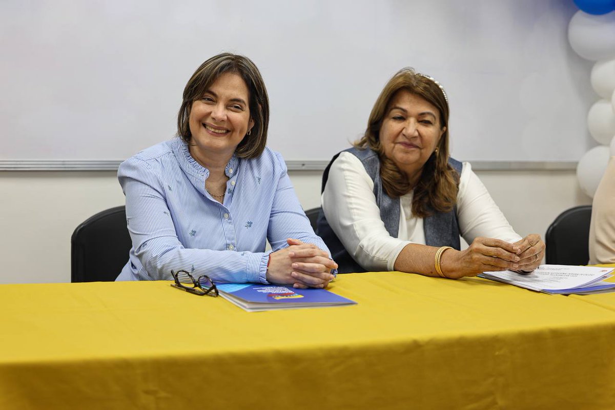 Gabrielasjr's tweet photo. Comenzamos la semana reconociendo el esfuerzo, compromiso y dedicación sostenido de las instituciones educativas de gestión pública de nuestro país, con el Premio de Gestión Institucional de Calidad Educativa “Belén San Juan”.

Un acto que convoca al Ministerio del Poder Popular para la Educación y la ministra @_LaAvanzadora conjuntamente con los Centros de Desarrollo de la Calidad Educativa de Venezuela.

Con este reconocimiento valoramos, socializamos y fortalecemos las prácticas colectivas institucionales en torno a las nuevas políticas públicas asociadas a la gestión educativa y al desarrollo de la participación protagónica de la familia y las comunidades. 

En esta ocasión, siguiendo las orientaciones del presidente @NicolasMaduro otorgamos los premios en materia de: Gestión Territorial, Gestión Curricular y Gestión Escolar, en la fase institucional y parroquial.

Con esto reconocemos las prácticas que fortalecen la participación protagónica de las familias y comunidades, así como el desarrollo de las políticas públicas que optimizan el sistema educativo. 

Mientras que en la fase estadal, abrazamos el gran trabajo de ocho instituciones educativas, en las diferentes categorías. Los planteles premiados son:

CEINS: Francisco de Asís Mejía 
Educación Primaria: Escuela Maestro Jorge Rodríguez
Educación Media General: UEN Edoardo Crema
Educación Media Técnica: ETC Luis Razzetti
Modalidad de Educación Especial: IEE Aristides Bastidas
Modalidad de Educación de Jóvenes y Adultos: UEN Luis Ezpelosin
Unidad Educativa: UEN Francisco Pimentel 
Complejo Educativo: CE José Gervasio Artigas

Estas instituciones han mostrado un excelente desempeño en trabajo colectivo, oportuno, responsable y coherente con la gestión territorial, gestión curricular y la gestión escolar. 

¡El Gobierno Bolivariano nos invita a seguir construyendo una educación de calidad junto al pueblo!

#GenteDePaz