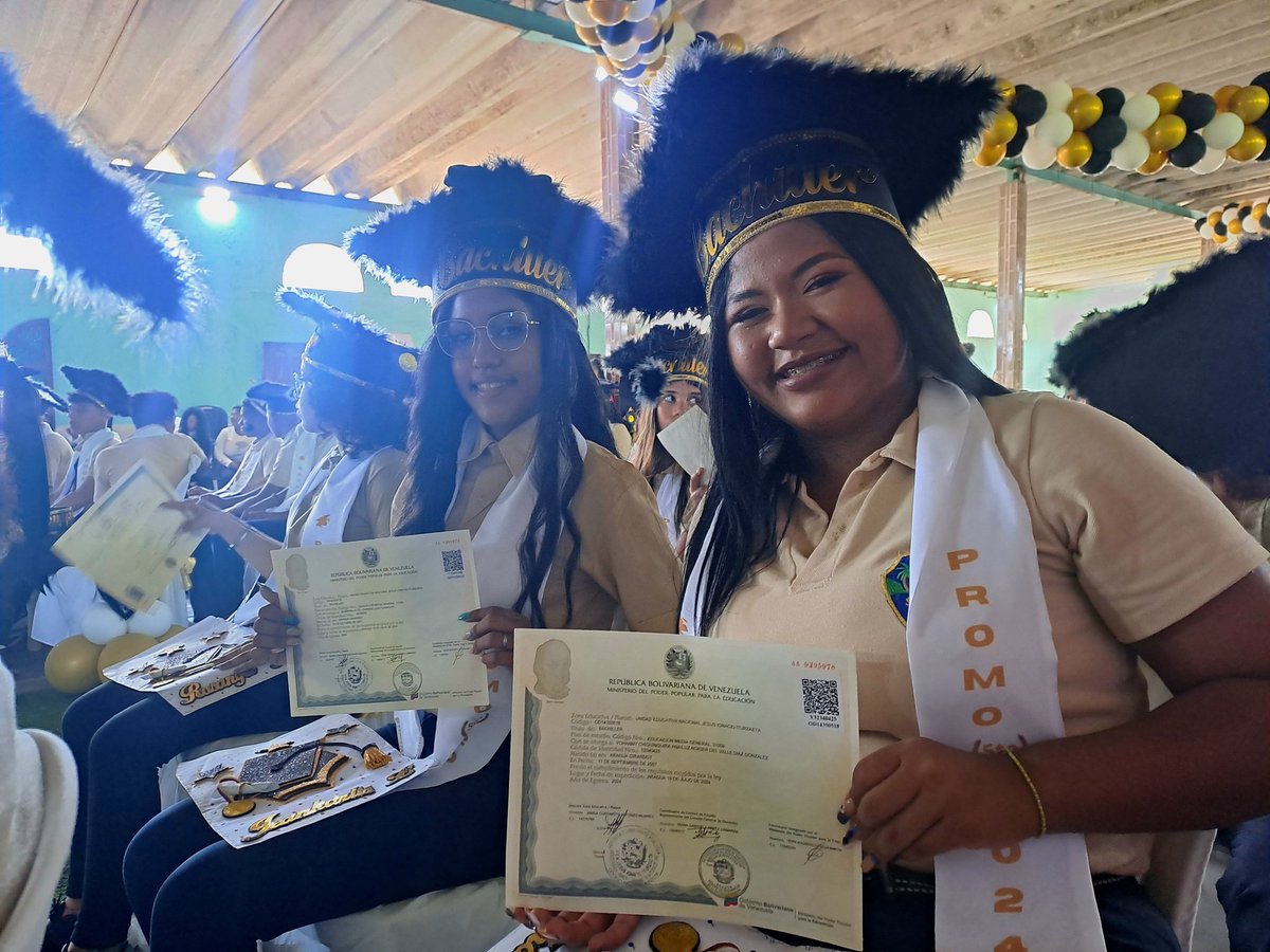 Con amor y alegría se realizó el acto de graduación de Bachilleres de la UEN Jesús Ignacio Iturzaeta del Municipio Costa de Oro.

¡Aragua Es Educación! 

#GenteDePaz 
<a href="/NicolasMaduro/">Nicolás Maduro</a> 
<a href="/_LaAvanzadora/">Yelitze Santaella</a> 
@MPPEDUCACION 
<a href="/LeiraSuarezPsuv/">LeyraSuarezPsuv</a> 
<a href="/Soykarinacarpio/">Karina Carpio</a>