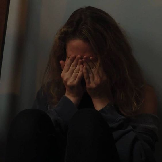 MacriMattos's tweet photo. "— Por que a Brenda?
— Por que você?
— Nós nos amávamos, passamos por várias coisas...
— Não — me interrompeu —, eu nunca te amei. — Soava duro como uma rocha, me senti derretendo igual a vela. — Eu amo a Brenda e não você."

DOR E DOR
PANDORA SÓ SOFRE https://t.co/k2qeGqu2jO