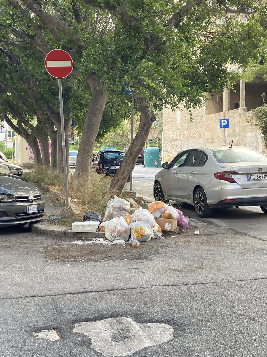 chiara_naive's tweet photo. Via del Carabiniere, Palermo @RapPalermo. Si richiede intervento per abbandono rifiuti. https://t.co/kuWshuff5T