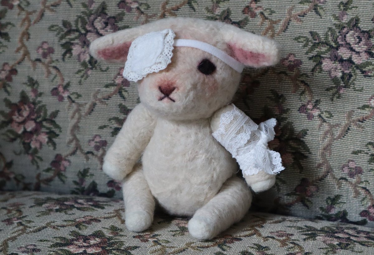 tinyapricottree's tweet photo. patched up lamby ꒰ᐢ. .ᐢ꒱ https://t.co/2MbqzJ12Gq