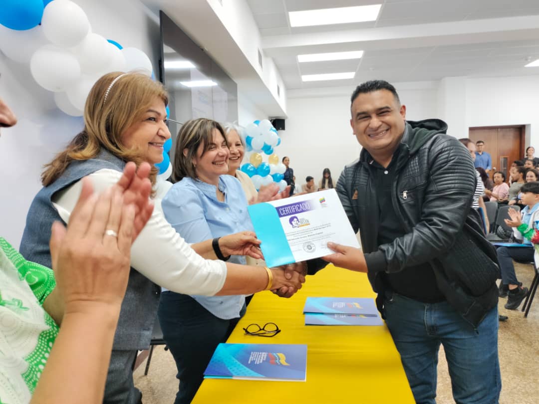 Edu_Caracas's tweet photo. ¡Celebramos la excelencia Educativa!

Con gran orgullo entregamos los certificados del Premio de Gestión Institucional Integral de Calidad Educativa Belén San Juan. Felicitamos a las 8 instituciones ganadoras.

#GenteDePaz
@_LaAvanzadora
@Gabrielasjr
@gracielamarilis https://t.co/d0HrYAEun8