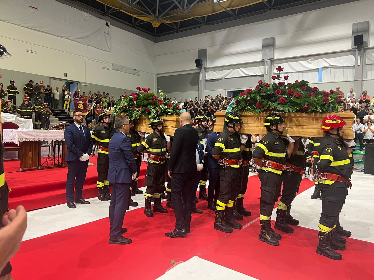 vigilidelfuoco's tweet photo. ⚫️ L’ultimo abbraccio di #Matera a due dei suoi figli. 
L’ultimo saluto del Dipartimento e del Corpo nazionale dei #vigilidelfuoco ai suoi due cari colleghi.
Ciao Nicola, ciao Giuseppe.

#22luglio https://t.co/WYUxnY4YSX