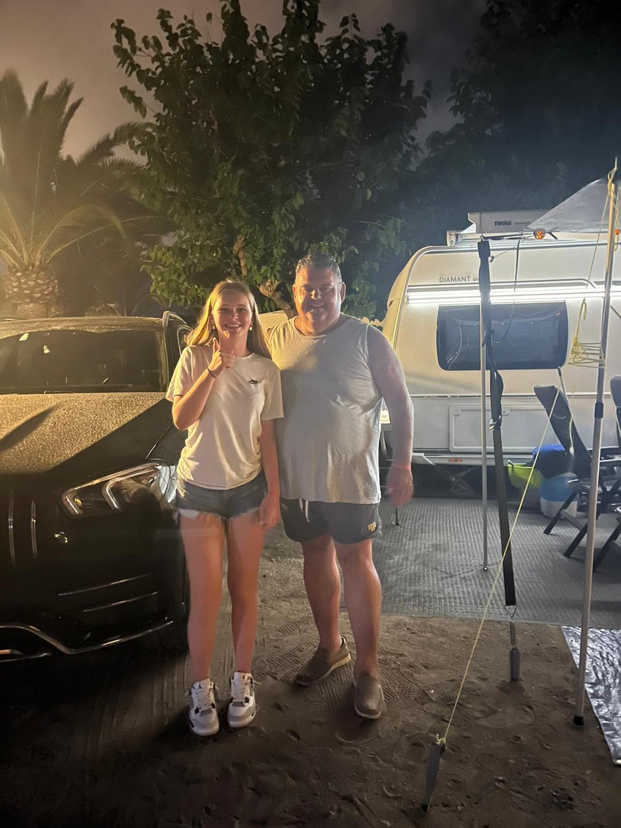 JTenowie's tweet photo. Mijn dochter appte vanmorgen, papa kijk eens naast wie we op de camping staanπ€£ #misterkali #djangowagner #spanje https://t.co/RxVUzrwf45