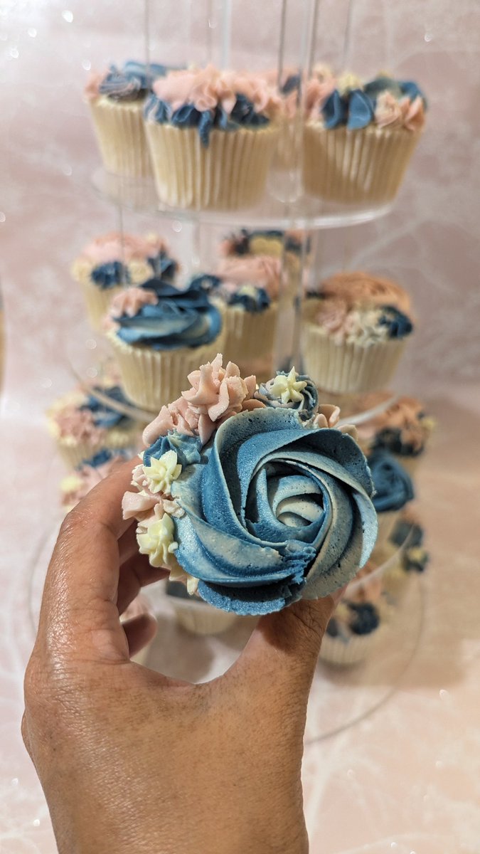 CakesByZozo's tweet photo. Wedding cupcakes in dusky pink and powder blue. I made all 30 cupcakes and I thought I can't just take a photo of them in a box, I need to see these on display! 

I really love this colour combination, too. I think I'll pipe all my cupcakes like this from now on. https://t.co/JSzl5ZcGtv