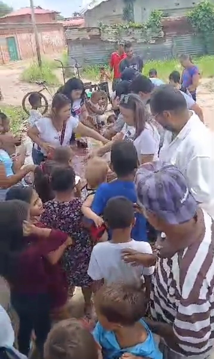 CemRaul's tweet photo. Ayer 21/07/2024 El C.E.M Dr Raul Leoni, conjuntamente con el Secretario General de AD en resistencia Carabobo,FRAMMY HERNANDEZ, llevamos alegría y esperanza a esos niños y niñas, de las comunidades. Virgen del Carmen y el Sector el Socorro EN LA PARROQUIA MIGUEL PEÑA  DE VALENCIA https://t.co/bDb2n94xFP