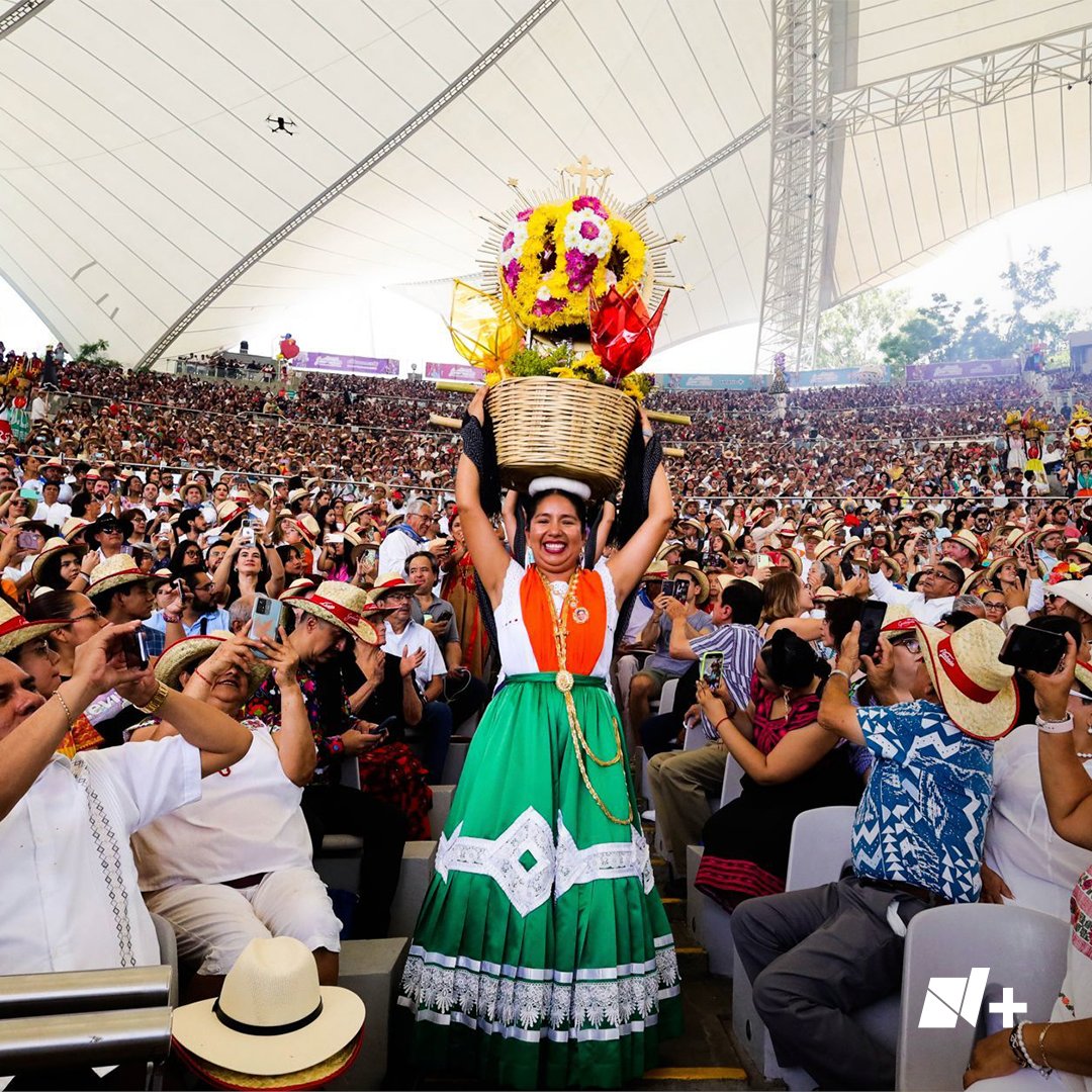 Dio inicio la primer presentación de los Lunes del Cerro en el auditorio Guelaguetza. 15 delegaciones representantes de las 8 regiones de Oaxaca, mostraran sus sones, bailes y tradiciones en la fiesta étnica más grande de Latinoamérica.

Fotos: Cuartoscuro