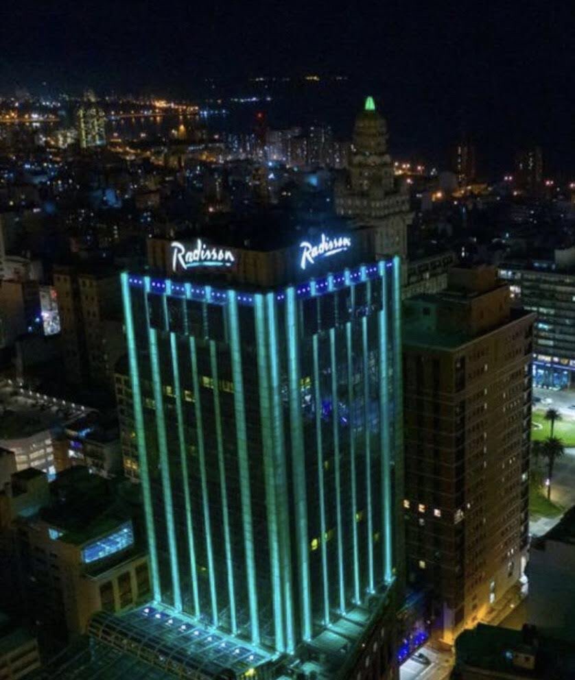 SindromeXFragil's tweet photo. Hoy!! Iluminación por el síndrome X Frágil! De 18:00hs hasta la 1:30 hs. #WorldFragileXDay #WFXD #FragileXsyndrome #FXS #FragileX #FX #XResearch #FXAwareness 
Hotel Radisson Victoria Plaza, Montevideo Uruguay https://t.co/wAfQYQnXHF