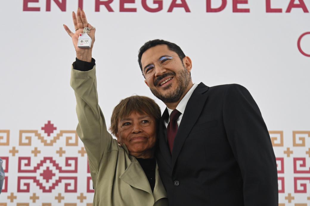 Estoy muy contento porque hoy entregamos la Unidad Habitacional Carola, en la alcaldía Álvaro Obregón, construida por el <a href="/INVICDMX/">INVI CDMX</a> con una inversión de 234 millones de pesos en beneficio de 375 familias.

La vivienda es uno de los pilares del bienestar

#GobiernoConAcentoSocial