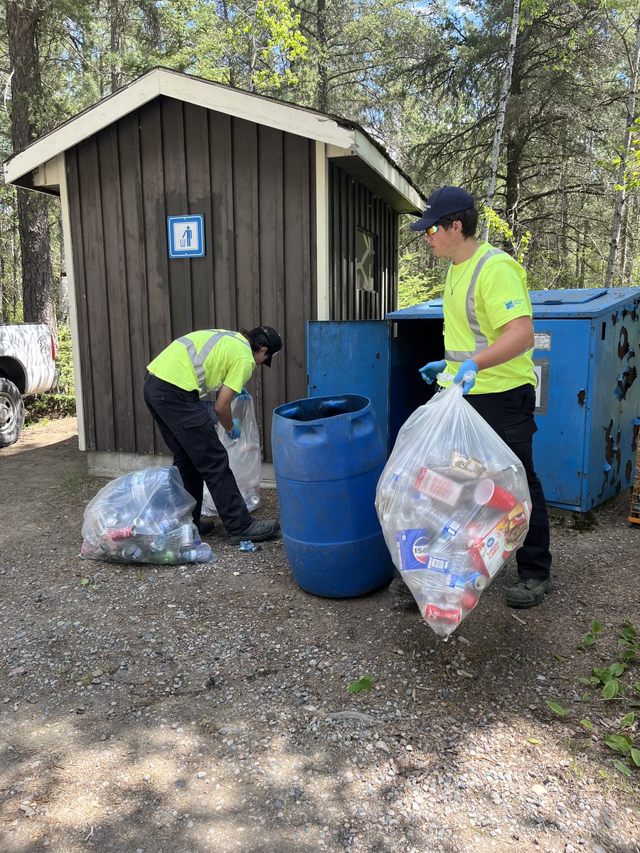 WindyLakePP's tweet photo. As park-lovers, it’s our responsibility to dispose of all our garbage correctly. 

Make sure to dispose of everything you find at the recycling and garbage cans available all over the park https://t.co/l0XHtTfy7G https://t.co/YUh3VeulWa