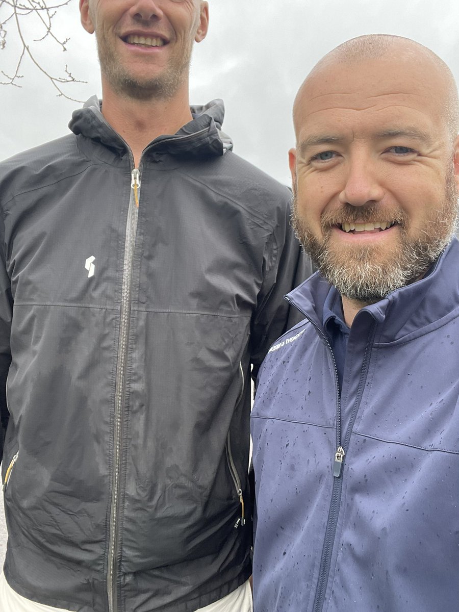 Dagens golfrunda testade min och <a href="/Martinhemlig/">Martin Arkdal</a>’s karaktär. Både gällande hällregnet och den bedrövliga golfen från bådas sida.

Men 4 timmar gött häng, det skojar man inte bort med en go gubbe!

Märk väl att jag är 185 cm…