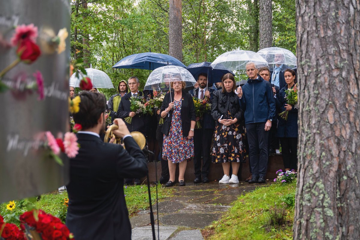 På denne dagen for 13 år siden ble 77 mennesker drept i regjeringskvartalet og på Utøya. Det var nøye planlagte terrorangrep rettet mot AUF og Arbeiderpartiet. Mot vår nåtid, fremtid og fortid, og mot vår politikk for mangfold, toleranse og samhold. 

Aldri tie, aldri glemme.