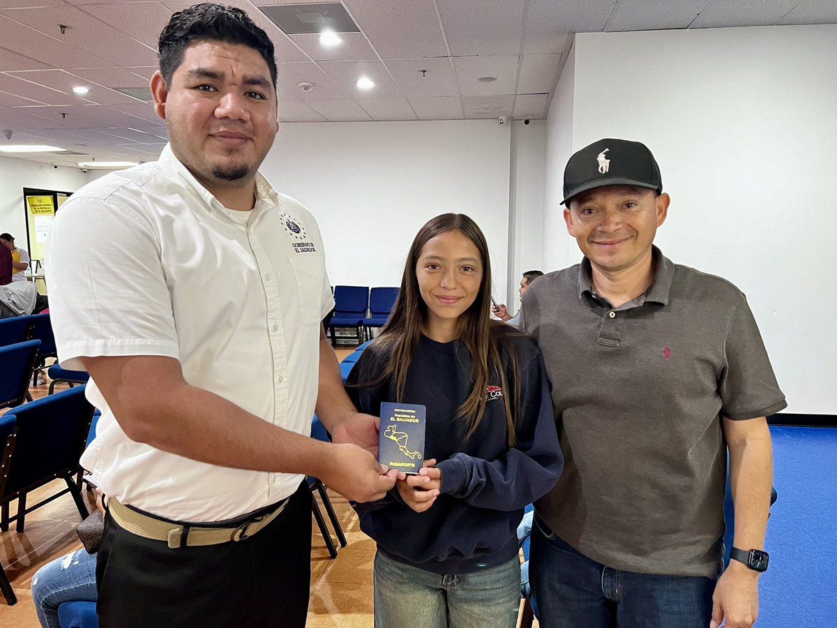 ESAenCalifornia's tweet photo. Atendimos a Janelle Castillo en la emisión de su pasaporte por primera vez. 

La compatriota ahora está lista para viajar e incorporarse a @LaSelecta_SLV femenina Sub-15.  🇸🇻⚽

#DiásporaSV https://t.co/JvCD3Ncj2k