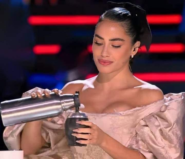 Todos: "re feo tomar mate sola" 
Yo: