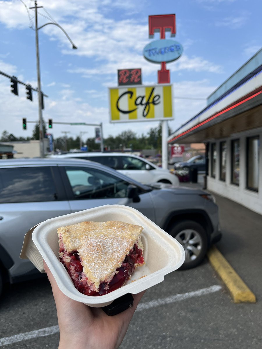 marshayame's tweet image. Physically ate this piece of cherry pie by myself but spiritually shared it with Special Agent @Kyle_MacLachlan ☕️⛰️