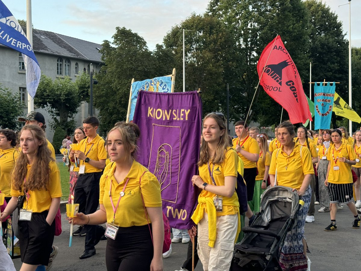 knowsleycoach2's tweet photo. Responding to the words of Our Lady to St Bernadette - @lpoolcatholic have … come in procession. Leading the torchlight procession tonight. https://t.co/68GLpQwQPh