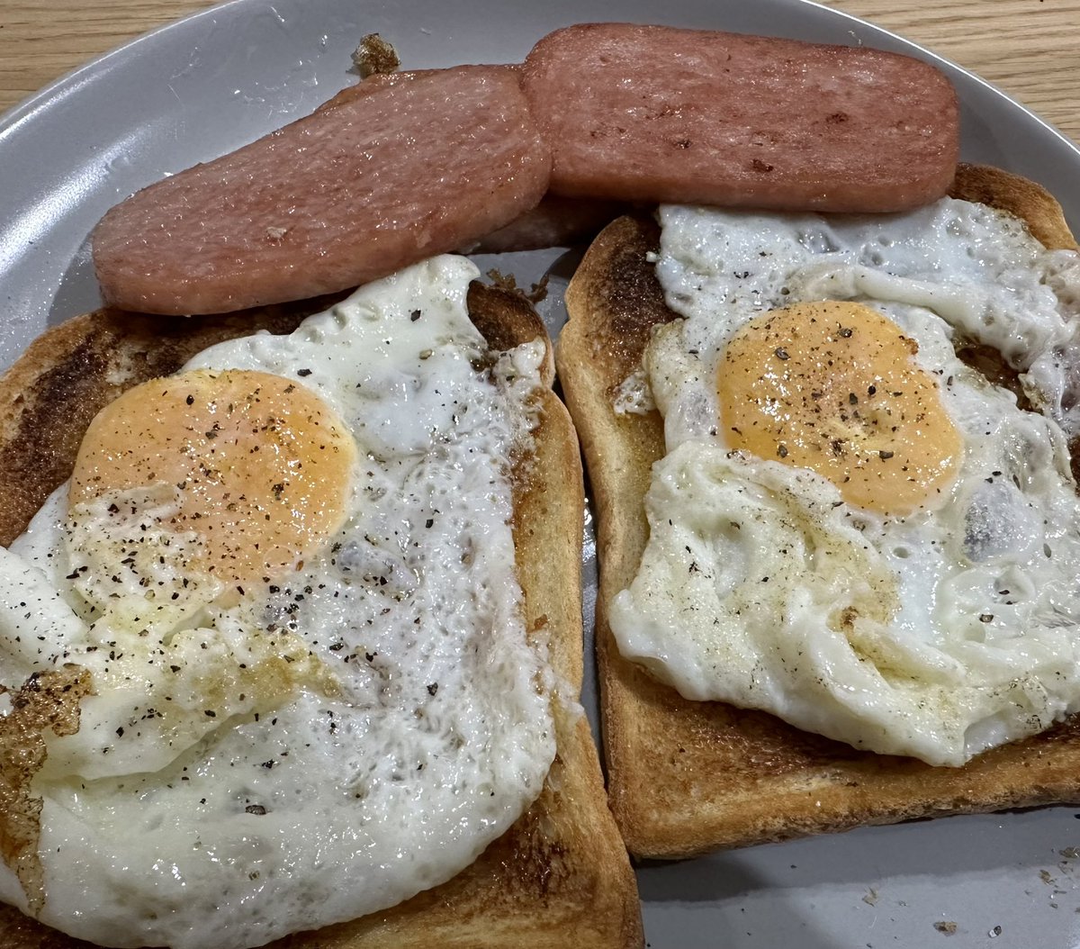ShaunAshmore2's tweet image. Going back to my roots with fried spam and eggs on toast 😋😋😋 #70’schild #backintheday #simplesupper