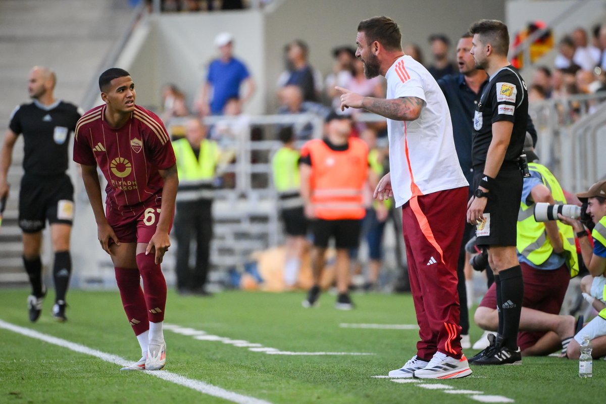 LAROMA24's tweet photo. ⚖️ #KosiceRoma 1-1 🤝
📉 Ritmi bassi e poche emozioni: la rete di #Pisilli all'85' risponde al vantaggio di #Takac ⚽️
1⃣ Esordio per #Ryan 🧤
🐺 Forza #ASRoma! 💛❤️
👉 https://t.co/2IqUs09w8p https://t.co/tc4RPZKaJT