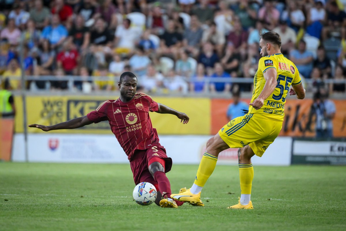 LAROMA24's tweet photo. ⚖️ #KosiceRoma 1-1 🤝
📉 Ritmi bassi e poche emozioni: la rete di #Pisilli all'85' risponde al vantaggio di #Takac ⚽️
1⃣ Esordio per #Ryan 🧤
🐺 Forza #ASRoma! 💛❤️
👉 https://t.co/2IqUs09w8p https://t.co/tc4RPZKaJT