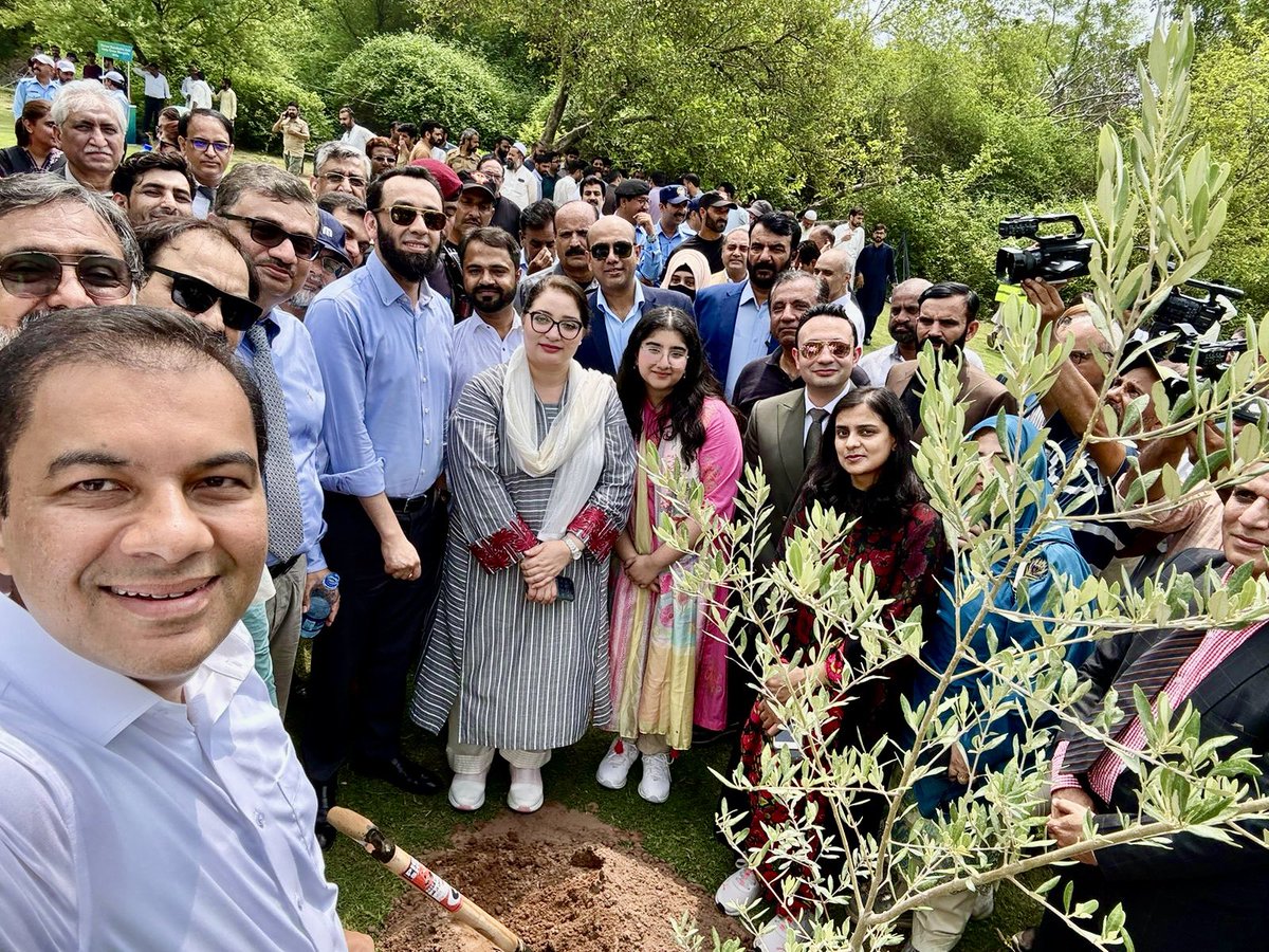 CDAthecapital's tweet image. We're thrilled to launch the #SelfieWithATree initiative! Let's come together to green our beautiful Islamabad. Capture a selfie with your planted tree, share it with this hashtag &amp;amp; we will make sure to highlight your efforts. Together, we can create a healthier, greener future.