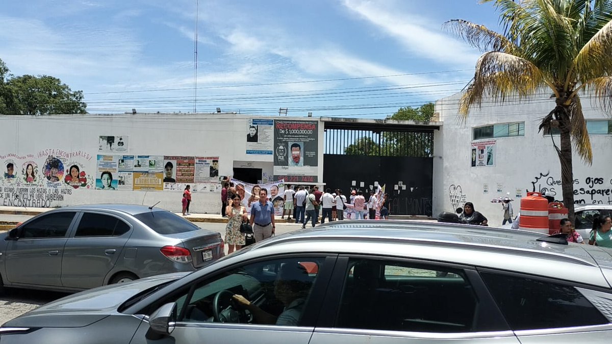 Notipeninsular's tweet photo. #Cancun #Seguridad #Despariciones
Madres buscadoras y familiares de Fernanda Cayetana irrumpen en Fiscalía; exigen salida del fiscal
Madres Buscadoras de Quintana Roo irrumpieron en las instalaciones de la FGE, de avenida Xcaret, para exigir que el fiscal general, Raciel López Salazar salga y les expliqué por qué no ha hecho justicia en el caso de la joven Fernanda Cayetana Canul Blanco, tras dos años de su desaparición
https://t.co/J441g12KcJ