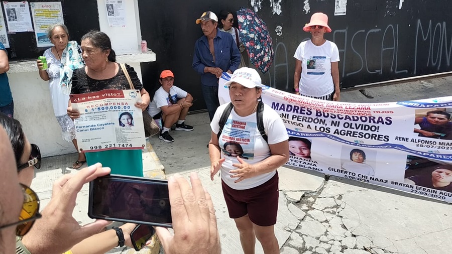 Notipeninsular's tweet photo. #Cancun #Seguridad #Despariciones
Madres buscadoras y familiares de Fernanda Cayetana irrumpen en Fiscalía; exigen salida del fiscal
Madres Buscadoras de Quintana Roo irrumpieron en las instalaciones de la FGE, de avenida Xcaret, para exigir que el fiscal general, Raciel López Salazar salga y les expliqué por qué no ha hecho justicia en el caso de la joven Fernanda Cayetana Canul Blanco, tras dos años de su desaparición
https://t.co/J441g12KcJ