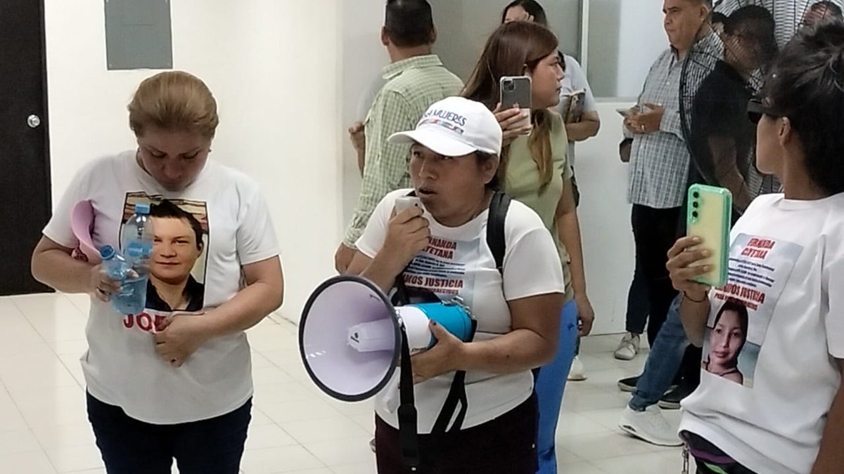 Notipeninsular's tweet photo. #Cancun #Seguridad #Despariciones
Madres buscadoras y familiares de Fernanda Cayetana irrumpen en Fiscalía; exigen salida del fiscal
Madres Buscadoras de Quintana Roo irrumpieron en las instalaciones de la FGE, de avenida Xcaret, para exigir que el fiscal general, Raciel López Salazar salga y les expliqué por qué no ha hecho justicia en el caso de la joven Fernanda Cayetana Canul Blanco, tras dos años de su desaparición
https://t.co/J441g12KcJ