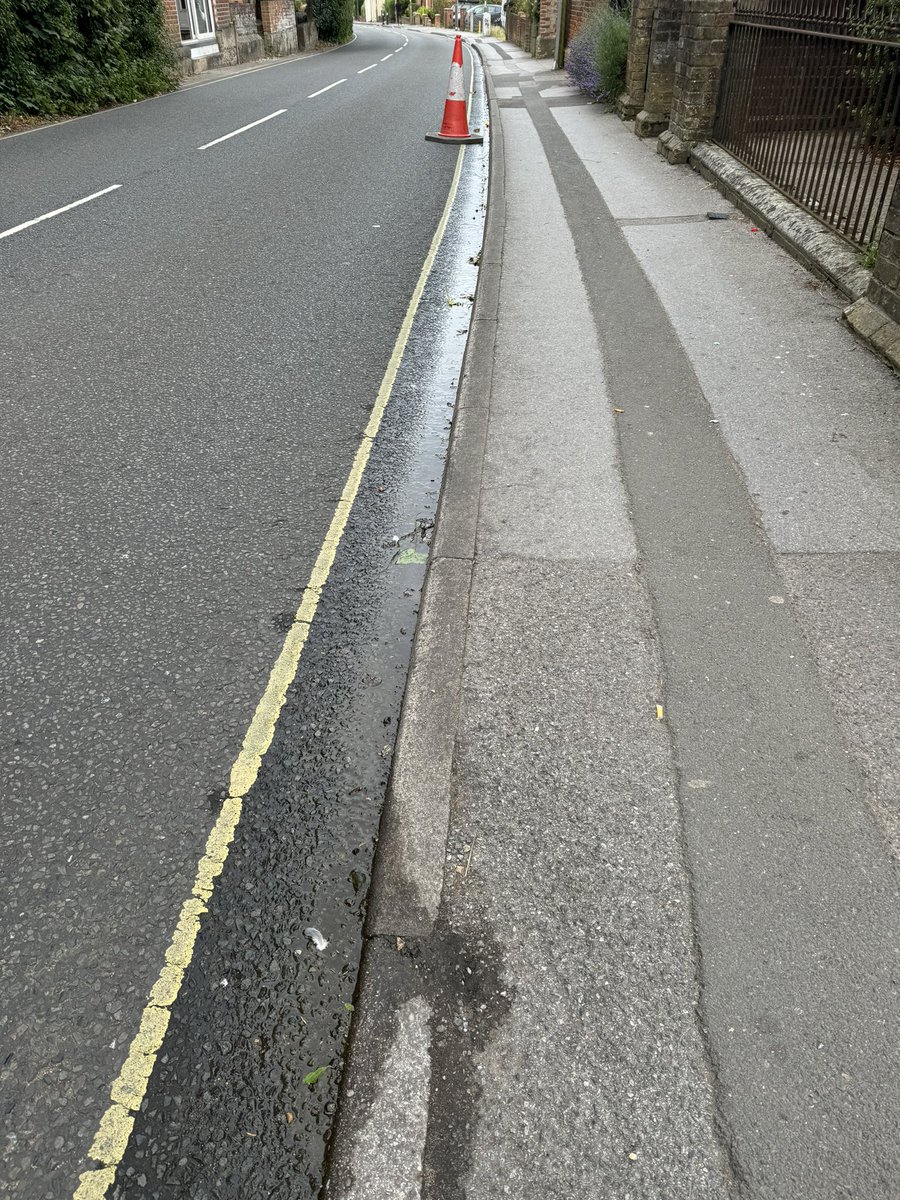 ArunNeni's tweet photo. @sewateruk following water leak on Winchester Road Basingstoke Hampshire. This is near Bramblys drive opposite to dental surgery. https://t.co/w1QO2dDq9x