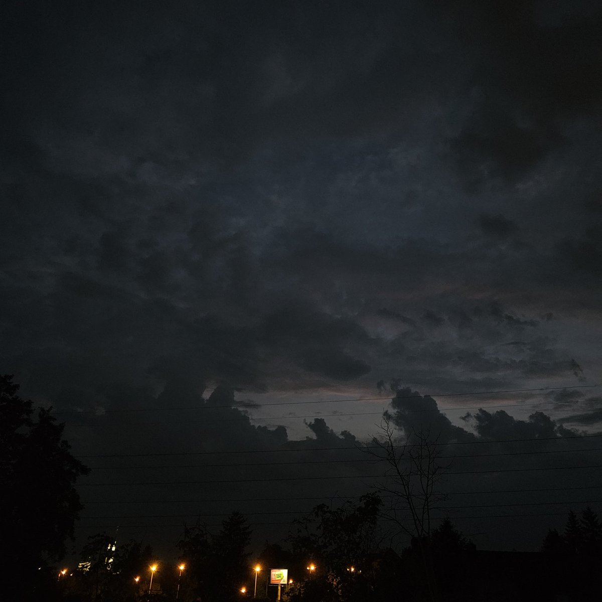 KamilPopiela's tweet photo. Nadciąga zmiana pogody i niewielkie, ale potrzebne ochłodzenie. Uważajcie, szczególnie nocą - zabezpieczcie balkony 🌩🌩🌩 Więcej info: https://t.co/XMBRKqfzam https://t.co/HSuoOU6Y9X