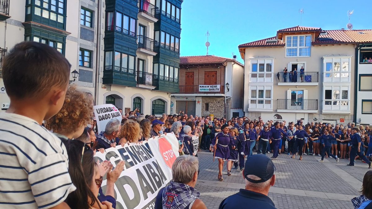 guggenurdaibai's tweet photo. Gaur Bermeon eta Mundakan izan gara, Bizkaiko agintariei argi eta garbi esaten hemen ez duela edozerk balio, Busturialdea ez dagoela salgai eta duintasunez egin nahi duela aurrera.
🛑GUGGENHEIM URDAIBAI STOP🛑
@eetxanobe @Imanol_Pradales
@andoniortuzar @eajpnvbizkaia @eajpnv https://t.co/5G6JE2ejJd