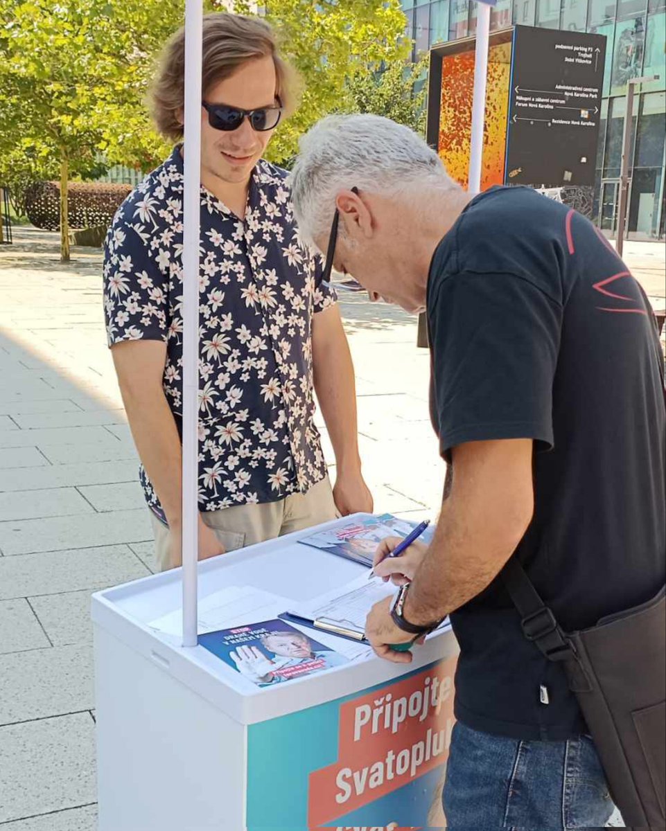 V Ostravě odebírají předraženou vodu společnosti SMVaK desetitisíce lidí!😠 SMVaK tak jen v Ostravě vydělává a vyvádí do zahraničí miliardy korun.

Proto jsme dnes vyrazili s peticí Svatopluka Němečka a spolku Férová voda💧 do ulic Ostravy, kde jsme vybrali desítky podpisů.