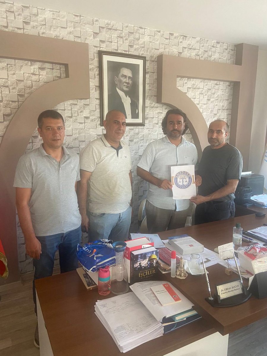 EmadDernegi's tweet photo. EMADDER Belediye Ziyaretleri Devam Ediyor
Umurbey Belediyesi - Çanakkale

Emadder yöneticilerimiz yaşamış olduğumuz mağduriyeti ve Kademeli Emeklilik isteğimizi herkese anlatmaya devam ediyor.
Emad Derneği Çanakkale bölge yöneticilerimiz İyi parti @iyiparti Umurbey Belediye @TC_UmurbeyBld Başkanı Sayın Erdal Doğan Beyi makamında ziyaret ettiler.
Kendiside KADEME bekleyen ve Bizleri çok sıcak karşılayan Başkanımız ile Karşılık istişareler yaparak güç birliği yapabileceğimiz alanlar hususunda fikir birliğine vardık.
Nazik kabulleri ilgileri ve misafirperverlikleri için teşekkür ederiz.

@eczozgurozel 
@herkesicinCHP 
Erdal Doğan
@TC_UmurbeyBld 

#KademeYoksaSeçimVar