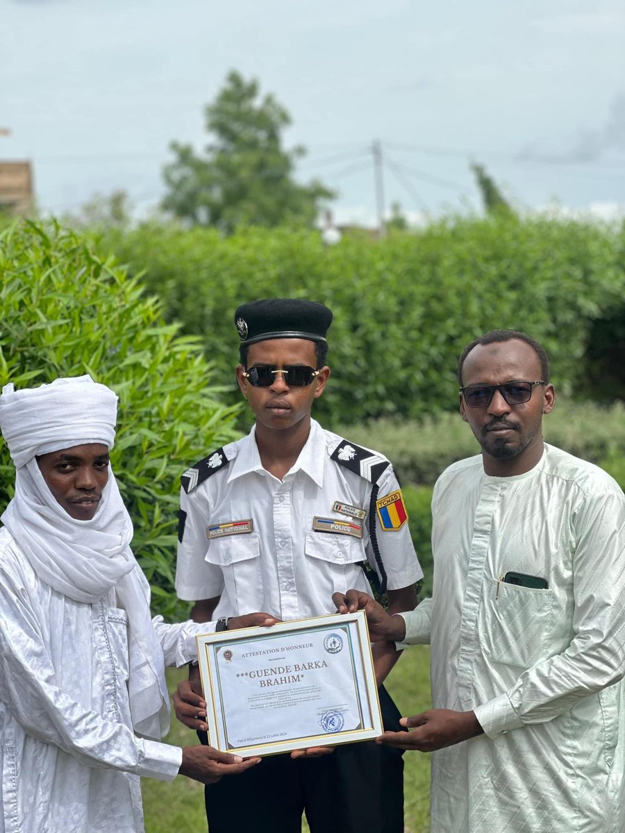 acpnt86147's tweet photo. À l'issue du réunion de cet après-midi, l'association, par la voix de son vice-président Brahim Haroun Gonny, a honoré le policier Guende  Barka Brahim en lui remettant une attestation d'honneur pour son acte de patriotisme exemplaire. 🎖️👏
1/3 https://t.co/8pLZeksLFB
