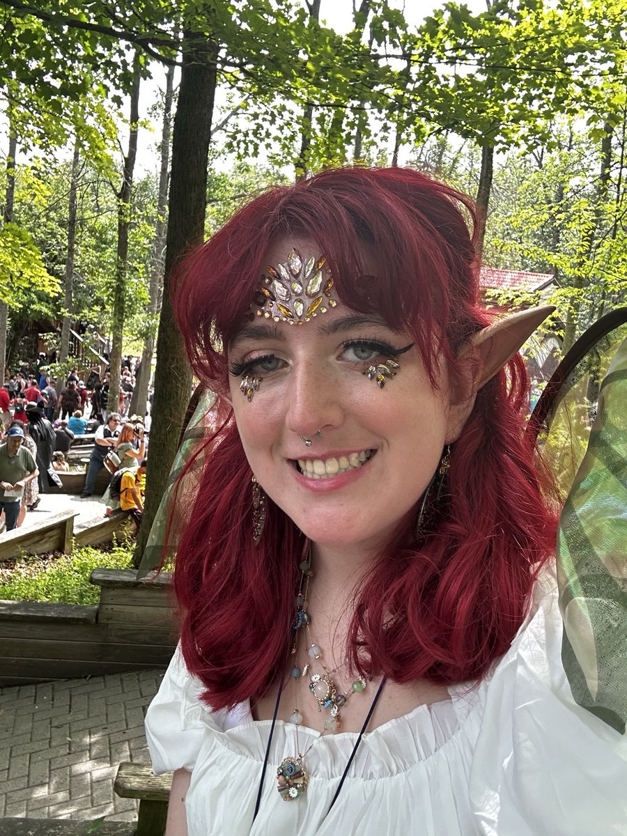 OFMISTYEYES's tweet photo. ㅤ 

⠀ https://t.co/EhwnebUyLi ⠀ 

⠀      ⠀ happy #munday! since it’s renaissance fair season, here’s my photos from last year :3 ft. a stupid photo of my old lady cat 

ㅤ https://t.co/muZb2KkLw0