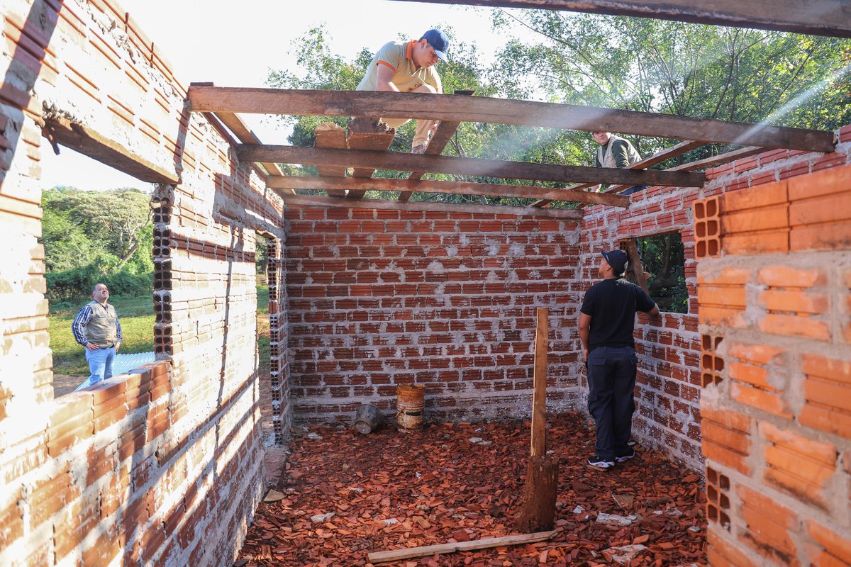 🏠🙌🏻 Una oportunidad para recomenzar! Estudiantes del taller de mantenimiento de instalaciones domiciliarias de la <a href="/eteencar/">Escuela Taller Encarnación</a> realizan la construcción de una vivienda para una familia de escasos recursos, bajo la supervisión de sus instructores