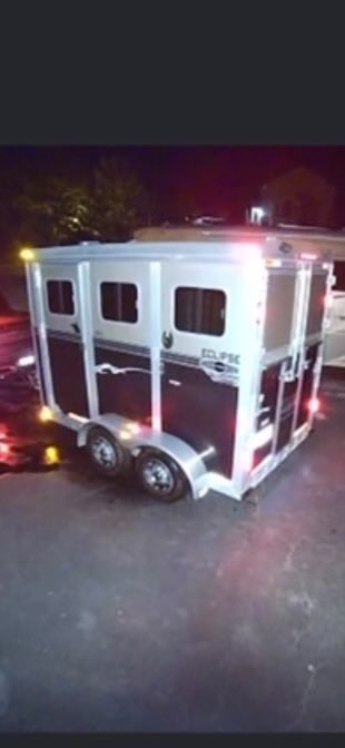 TishaLewis's tweet image. #ONLYONFOX
AT 4
DEVELOPING TONIGHT
A real life cowboy searching for clues after his horse trailer was apparently stolen.
Prince George’s County police say the trailer was taken from the Piscataway Horse Farm a couple weeks ago.

WATCH LIVE
FOX5DC.COM/LIVE
@fox5dc
