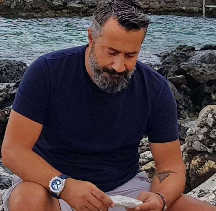AretiAthanasiu's tweet photo. «Τσάμπα, δεν σπούδασε κανείς, κανέναν!
Τσάμπα δεν σπούδασε κανένας στην Ελλάδα ή στο εξωτερικό.
Τον σπούδασαν οι φόροι των γονιών του και των παππούδων του...»
Ενας γιατρός ο Γιάννης Νάσιος, απαντά, αποδομεί, αποστομώνει και βάζει στην θέση του τον υπουργό Υγείας @AdonisGeorgiadi
Μια απάντηση πραγματικά συγκλονιστική και αποσβολωτική  που αναδεικνύει το ανάστημα ενός άξιου ανθρώπου που ξέρει να προσφέρει και το μπόι κάποιου επηρμένου που απλά εκμεταλλεύεται την θέση εξουσίας του:

"Το Κράτος τους σπούδασε, τσάμπα. 
Το Κράτος τους έδωσε το δικαίωμα να συνταγογραφούν, τσάμπα. 
Το Κράτος τους δίνει το δικαίωμα να γράφουν εξετάσεις στους ασθενείς τους, τσάμπα."
Άδωνις Γεωργιάδης, Υπουργός Υγείας, 22/7/2024

Δυο λόγια, για να μπαίνουν τα πράγματα στη σωστή τους βάση, γιατί ακούμε... τσάμπα σοφιστείες* : 
Τσάμπα, δεν σπούδασε κανείς, κανέναν!
Τσάμπα δεν σπούδασε κανένας στην Ελλάδα ή στο εξωτερικό.
Τον σπούδασαν οι φόροι των γονιών του και των παππούδων του.
Τσάμπα δεν έβγαλε κανείς τα μάτια του, διαβάζοντας νυχθημερόν, για να βρεθεί κάποιος περαστικός από μια Κρατική θέση , ώστε να τον προσβάλλει, χωρίς αυτός προηγουμένως να έχει πράξει το καθήκον που του ορίζει η κρατική του θέση.
Η συνταγογράφηση λοιπόν
Η συνταγογράφηση, δεν είναι γραμματειακή δουλειά.
Η συνταγογράφηση, δεν είναι ένα ραβασάκι.
Η συνταγογράφηση, είναι το αποτέλεσμα της κλινικής εξέτασης, που οδηγεί σε διάγνωση. 
Απότοκο της διάγνωσης, είναι η συνταγογράφηση.
Τί σημαίνει κλινική εξέταση, σε απλά ελληνικά?
Σημαίνει ο έλεγχος της υγείας ενός ανθρώπου, που είτε ασθενεί, είτε κάνει έναν έλεγχο της υγείας του, προληπτικό ή διερευνητικό.
Ποιός διενεργεί αυτή την εξέταση?
Την εξέταση αυτή την κάνει ένας τύπος, που έβγαλε τα μάτια του για 6 χρόνια πάνω σε 60 τόμους βιβλία.
Αφού έβγαλε τα μάτια του για 6 χρόνια, έκανε για άλλα 1-2 χρόνια σε ειδικές αποστολές της άγονης (συνήθως) επαρχίας της Ελλάδας, το Αγροτικό του.
Μόνο του όπλο (τις 90 στις 100 φορές) ήταν τα μάτια του, τα χέρια του, άντε και ένα στηθοσκόπιο.
▪︎ Χωρίς καμιά τεχνολογική υποστήριξη.
▪︎ Χωρίς νοσηλευτή δίπλα του.
▪︎ Πολλές φορές μόνο με έναν οδηγό ασθενοφόρου να εκτελεί χρέη βοηθού:
- στο τροχαίο ατύχημα 3 το πρωΐ στον σκοτεινό ορεινό επαρχιακό δρόμο, με τα φώτα του ασθενοφόρου να φωτίζουν το χαντάκι, για να βρει φλέβα για τον ορό.
- στον πυροβολισμό εξ επαφής, με δίκαννο, γιατί δυο αδέρφια θυμήθηκαν να λύσουν τις οικογενειακές τους διαφορές στα περιουσιακά τους.
- στο έμφραγμα του μυοκαρδίου της γιαγιάς που είχε τον τοπικό φούρνο.
- στην έκρηξη δυναμίτη στα χέρια του ψαρά, από παράνομο ψάρεμα.
- στην ανάσυρση πνιγμένου ηλικιωμένου, μεσοπέλαγα, ανεβασμένος σε ένα ψαροκάικο με τα χειρουργικά ρούχα και μια τριχιά, για να καταφέρει να πιάσει το άψυχο κορμί.

Αυτός ο τύπος, μετά από όλα αυτά και άλλα πολλά, έμεινε άνεργος και ανασφάλιστος για μεγάλο χρονικό διάστημα. 
Βλέπεις η αναμονή για την έναρξη Ειδικότητας ήταν μακρά.
Όταν άρχισε την Ειδικότητα, ο τυπάκος αυτός, έκανε τη λάντζα του Νοσοκομείου. 
Ανεβοκατέβαινε 6 ορόφους με τις σκάλες, φορτωμένος φακέλους, χαρτούρα και το άγχος του νεοφερμένου.
Μαζί, κουβαλούσε νέους τόμους βιβλίων. 
Αυτούς της Ειδικότητάς του. 
Όταν ψιλοπροσαρμόστηκε, τον πέταξαν στα βαθιά, χωρίς προειδοποίηση: στο Τμήμα Επειγόντων.
Εκεί, πάλεψε αρχικά με το άγχος της σειρήνας των ασθενοφόρων που έφταναν και τα λάστιχα που στρίγκλιζαν στο φρενάρισμα.
Τί περιστατικό να ήταν?
Θα τα κατάφερνε?
Αν όχι?
Δεν προλάβαινε να το σκεφτεί. Σε δευτερόλεπτα, έπρεπε να ψάξει για ζωτικά σημεία. Για ανοιχτά τραύματα. Για αιμορραγίες. Έπρεπε να βάλει σε σειρά όσα είχε διαβάσει. Αλλά τίποτε από αυτά, δεν μιλούσε για αυτές τις στιγμές. Η πραγματικότητα ήταν γεμάτη αίμα, χτυποκάρδι, αγωνία, φωνές.
Με τα χρόνια, συνήθισε. Έμαθε να συνδυάζει γνώσεις, άγχος, εμπειρία.
Έμαθε να εμπιστεύεται τους πολύτιμους συνεργάτες του, τους νοσηλευτές. 
Όπως και τους συναδέλφους του από τις άλλες ειδικότητες.
Μαζί κι αυτοί στην ίδια αγωνία.

Έμαθε μαζί τους, να ακούει μετά από 24 ώρες συνεχόμενης εφημερίας τα:
- "τι θα γίνει, περιμένουμε 2 ώρες!!!"
- " εγώ σε πληρώνω, ρε!!!"
- "γιατρέ θα ζήσει???"
- "σε ευχαριστώ γιατρέ!"
Έμαθε να λέει, ανάμεσα στα 140 περιστατικά που αντιμετώπισε σε ένα 24ωρο:
- "Ολα καλά θα πάνε. Είναι καλά τα αποτελέσματα"
- "Θα πονέσεις λίγο, αλλά είναι για καλό"
- "Κυρία μου λυπάμαι, ο σύζυγος σας, ο γιος σας..."
- "Κύριε, η γυναίκα σας τα κατάφερε! Ηρεμήστε..."

Και πέρασαν άλλα 6-7 χρόνια, έτσι. Νύχτα -μέρα. 
Με τις μορφές των ασθενών να έχουν μείνει αποτυπωμένες στο μυαλό και στην ψυχή του. 
Κακές και καλές στιγμές, που πήρε για πάντα μαζί του, φορτίο για μια ζωή ολόκληρη.
Αυτός λοιπόν ο περίεργος τύπος, λέγεται γιατρός.
Αυτός που, αφού πέρασε μέσα από όλα αυτά, για 15 χρόνια, απέκτησε το δικαίωμα να είναι ο απόλυτα υπεύθυνος, ΚΑΙ στο να συνταγογραφεί.
Να συνταγογραφεί φαρμακευτικές αγωγές, εργαστηριακές εξετάσεις, εμβολιασμούς.
Γιατί?
Διότι εκπαιδεύτηκε να αναγνωρίζει την πάθηση, τις ενδείξεις των φαρμακευτικών ουσιών, τις αντενδείξεις, τις παρενέργειες. 
Έμαθε, με λίγα λόγια, να ωφελεί και να μη βλάπτει.
Οπότε εκφράσεις όπως:
- "Έλα μωρέ, μια εξέταση γράφει. Σιγά!"
- "Θα τους κόψω τη συνταγογράφηση στον ΕΟΠΥΥ"
κακό θα κάνουν στους ίδιους του ασφαλισμένους.

Εκφράσεις, όπως αυτή του Υπουργού Υγείας, που ουσιαστικά μιλούν για τζαμπατζηδες, μόνο άγνοια μπορεί να δείχνουν.
Άγνοια κινδύνου και ευθύνης.

Όπως άγνοια κινδύνου και ευθύνης, είναι το να πετάς εναν 60χρονο γιατρό στα Επείγοντα ενός Νοσοκομείου του οποίου τον τρόπο λειτουργείας δεν γνωρίζει.

Κύριοι της Κυβέρνησης και της κάθε Κυβέρνησης, πράξτε αυτό για το οποίο σας εξέλεξε ο ελληνικός λαός:
Να εργάζεστε για να δίνετε λύσεις στην Κοινωνία και τη Δημόσιας Υγεία. 
Τα νταηλίκια, δείχνουν μικρότητα, για να μην πω και ανικανότητα.
Οι βροντές τρομάζουν τα παιδιά και οι απειλές τους ανόητους, έλεγε ο Σωκράτης.
Καταλαβαίνει ο κοινός νους εύκολα τι εννοώ.
Τα προσωπικά, πολιτικά, οικονομικά ή άλλα οφέλη, πρέπει να μένουν μακριά όταν μιλούμε για Δημόσια Υγεία.

* σοφιστεία : Επιχείρημα που είναι αληθοφανές, αλλά λανθασμένο. Ο Αριστοτέλης τα ονόμαζε σοφίσματα.

Για το ΚΙΝΙ (Κίνημα Ιατρών)
Γιάννης Νάσιος
Χειρουργός ΩΡΛ
Μέλος του ΔΣ του ΙΣΑ»