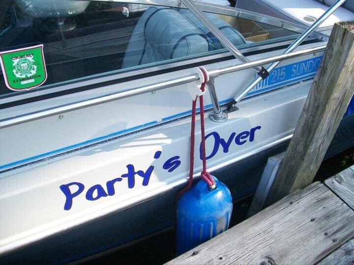 TheRevy's tweet photo. What does @GarrySings, a Pontoon Barge, 5 Coconuts &amp; the Wilson Boathouse equal?
aka: #PontoonGarry
Yes, we have one scheduled show this Saturday July 27th
3pm -6pm on the water.
Great Food, Drinks &amp; a Great Time with
#PontoonGarry singing your favorites.
The Party’s Over Here! https://t.co/lHhIe2jr2R