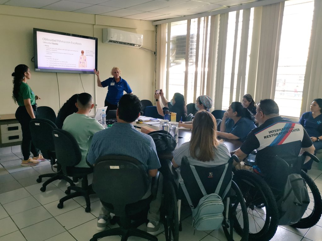 ISRIelsalvador's tweet image. La actualización del conocimiento científico sobre la provisión de silla de ruedas🧑‍🦽adecuadas, es constante y gracias a @Joniandfriendsv, contamos con los especialistas de la @HSUTX
🧵1/2