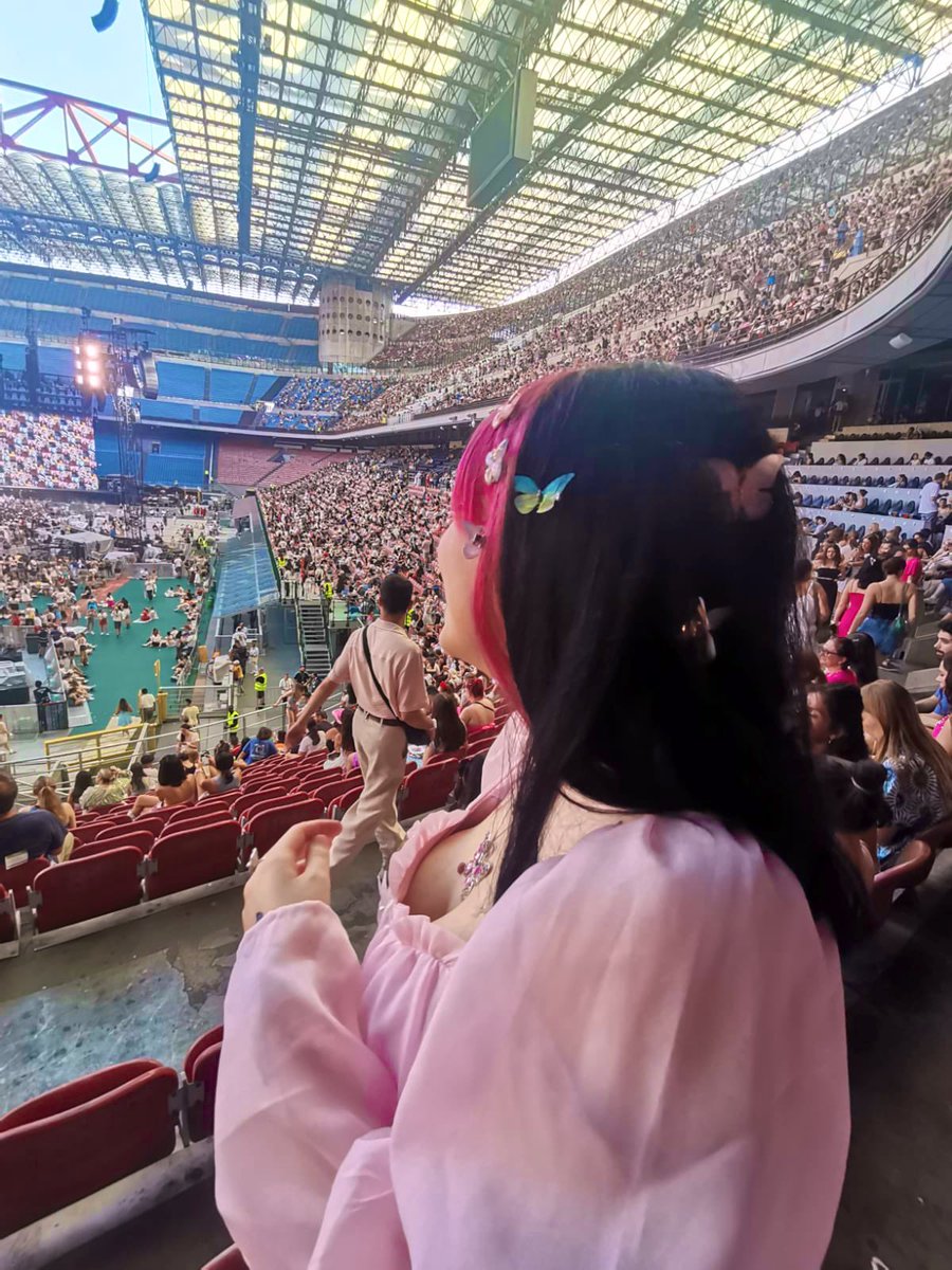 noitsbettie's tweet photo. hi tl did u know these pics of me at the eras tour dressed up as lover exist https://t.co/XBUTlQT9mG