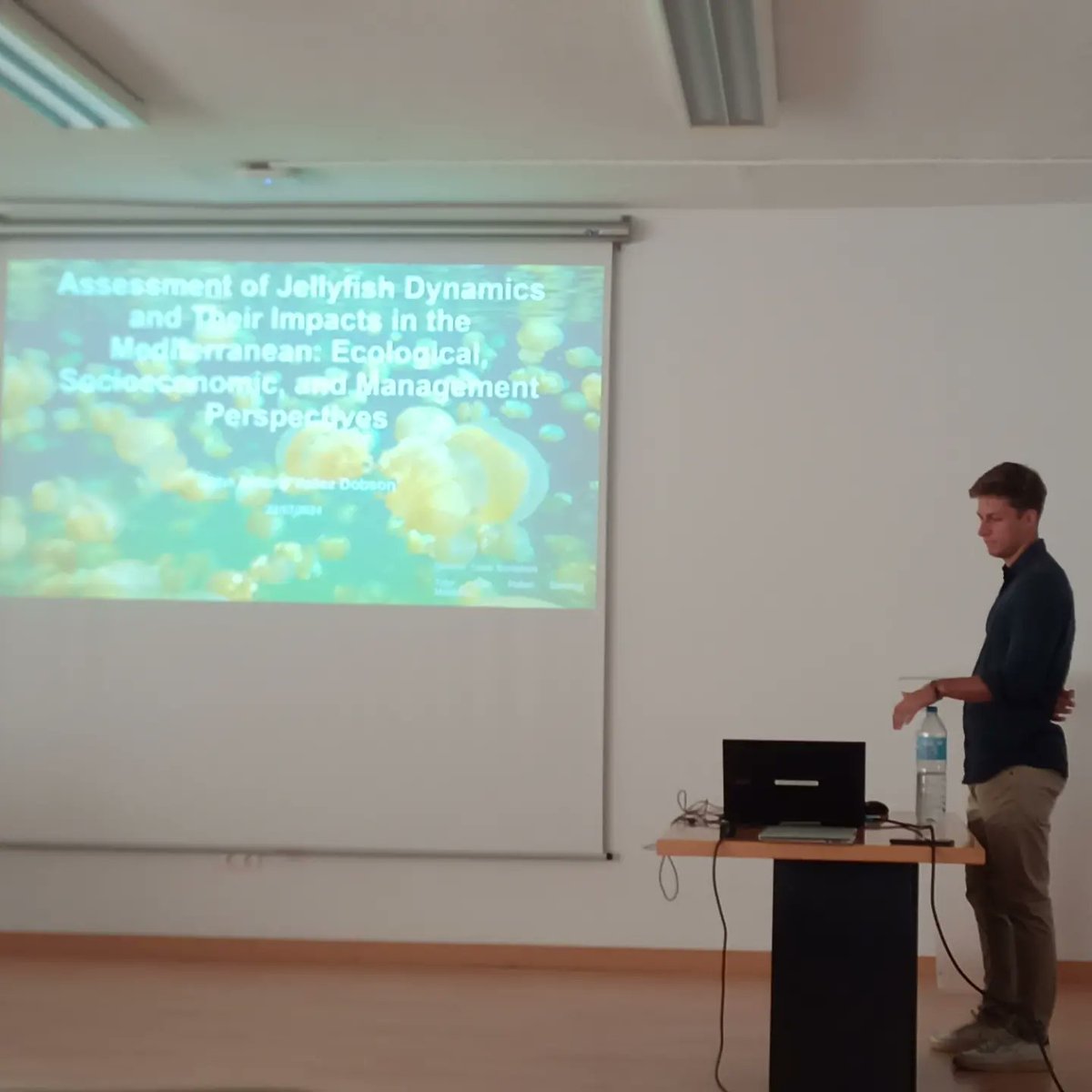 MarLabUADenia's tweet photo. Tenemos nuevo doctor en el grupo!!!! Enhorabuena al Dr. John Yañez Dobson!!
#jellyfish #Medits #Medusapp #stingindex @medusapp_jellyfish @ciencias_ua @ua_universidad https://t.co/GKFdIMQgez
