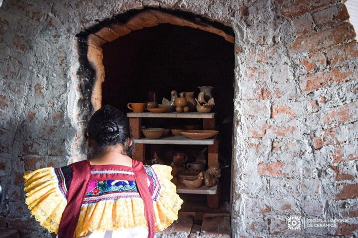 ENC_MEXICO's tweet photo. Extendemos una felicitación a Ángela López Pérez, artesana originaria de #Chiapas, por haber sido galardonada con el Premio San Pedro Tlaquepaque en la categoría Tradicional alisado y decorado con engobes del @PNCeramica 

¡Muchas felicidades! 👏👏 https://t.co/5aMlBdOITq
